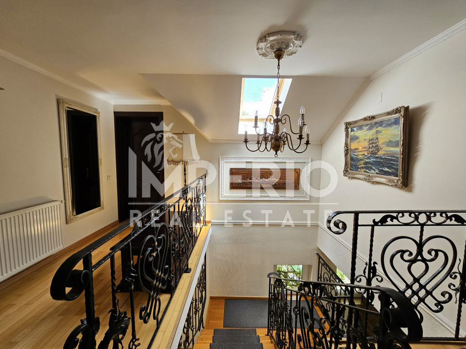 Casa individuala la cheie + garaj si curte spectaculoasa!
