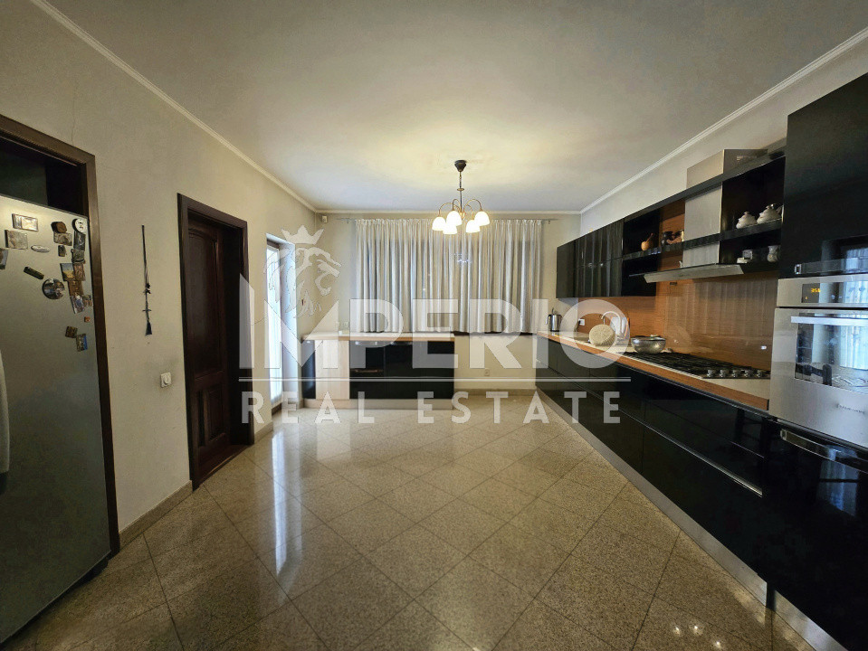 Casa individuala in Piata 14 Iulie cu 5 dormitoare, garaj dublu si piscina!