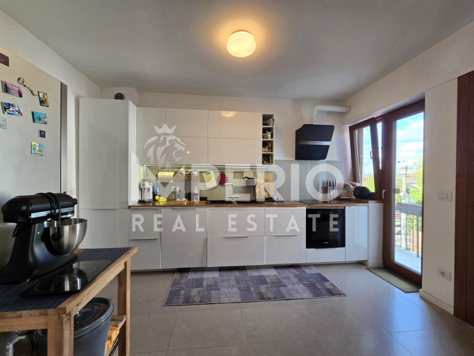 Apartament cu 4 camere in vila , garaj si boxa la subsol