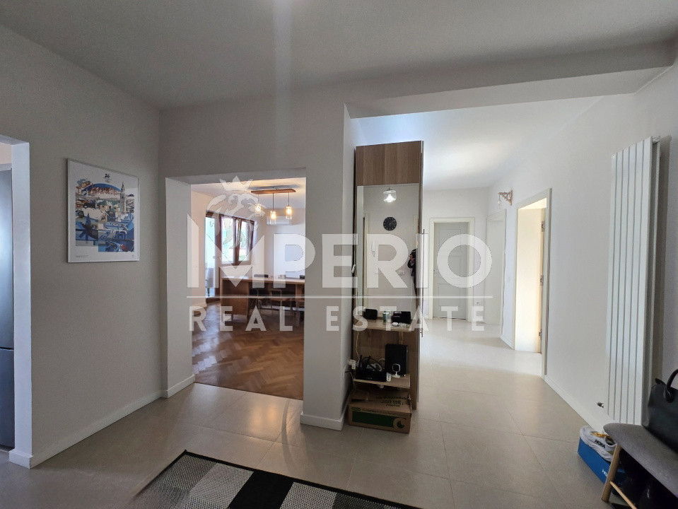 Apartament cu 4 camere in vila , garaj si boxa la subsol