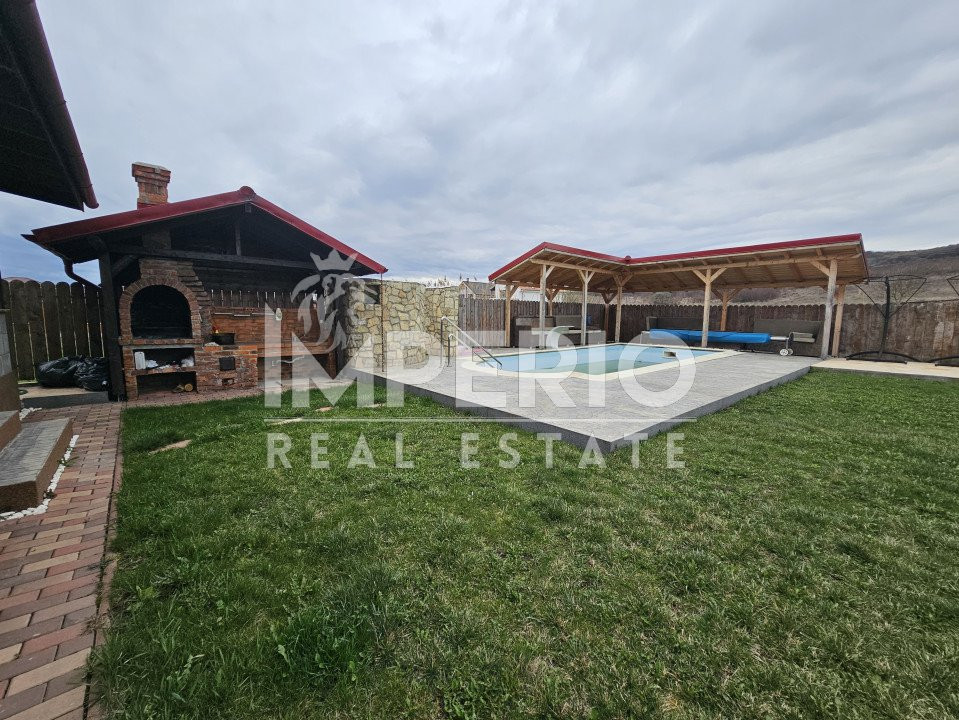 Casa cu 5 camere, garaj, piscina în Chinteni!